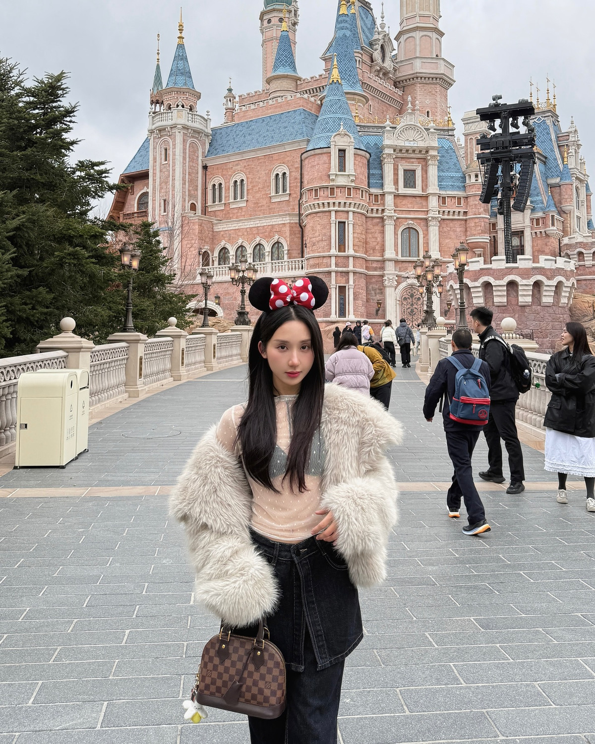 Mina Young bày tỏ vô cùng thích thú khi được đến Disneyland trong chuyến du lịch của mình. Cô nàng mang chiếc cài tóc hình tai chuột Mickey đáng yêu.