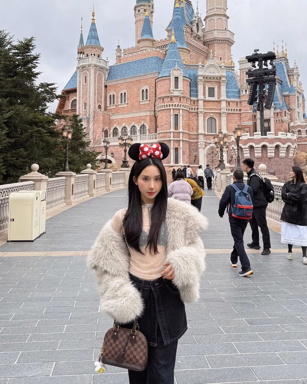 Mina Young bày tỏ vô cùng thích thú khi được đến Disneyland trong chuyến du lịch của mình. Cô nàng mang chiếc cài tóc hình tai chuột Mickey đáng yêu.