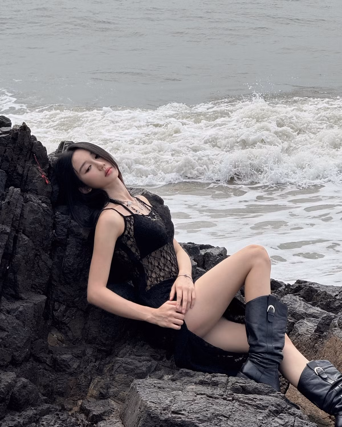 Nhờ sở hữu gương mặt xinh xắn cùng ngoại hình cao ráo, ngay từ khi còn ngồi trên ghế nhà trường, cô đã sớm được dân mạng ưu ái ngợi khen với danh xưng "hot girl quân nhân" vì thường xuyên xuất hiện trong hàng ngũ đi biểu diễn nghệ thuật của Đại học Văn hóa Nghệ thuật Quân đội.