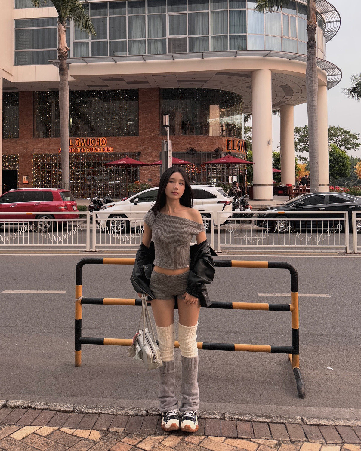 Thời gian gần đây, cô nàng thể hiện sự đa dạng hơn trong cách ăn mặc khi thường xuyên thử sức với nhiều set đồ phá cách hơn, nhưng vẫn giữ được nét nữ tính, ngọt ngào.