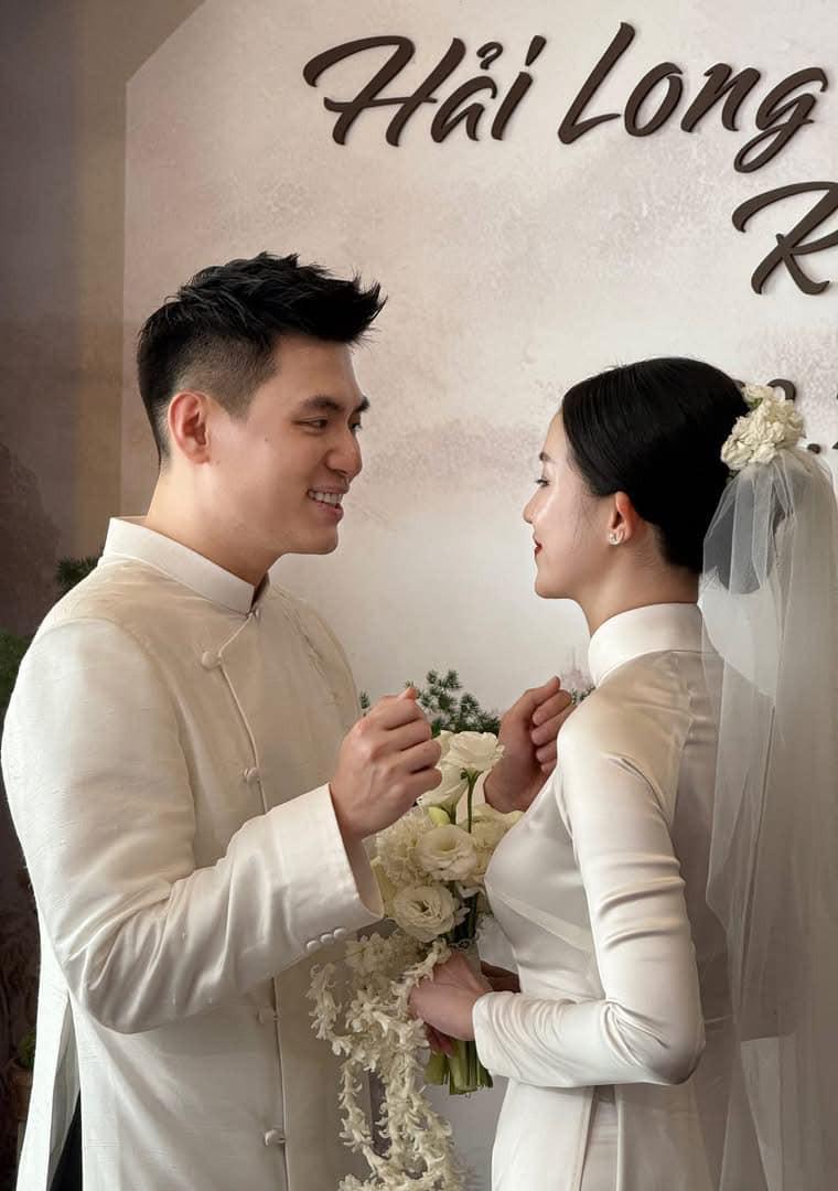 Dưới những bài đăng về đám cưới trên trang cá nhân của Salim và Hải Long, nhiều người đã để lại những lời chúc mừng tới cặp đôi, mong rằng cặp đôi sẽ hạnh phúc viên mãn mãi về sau.