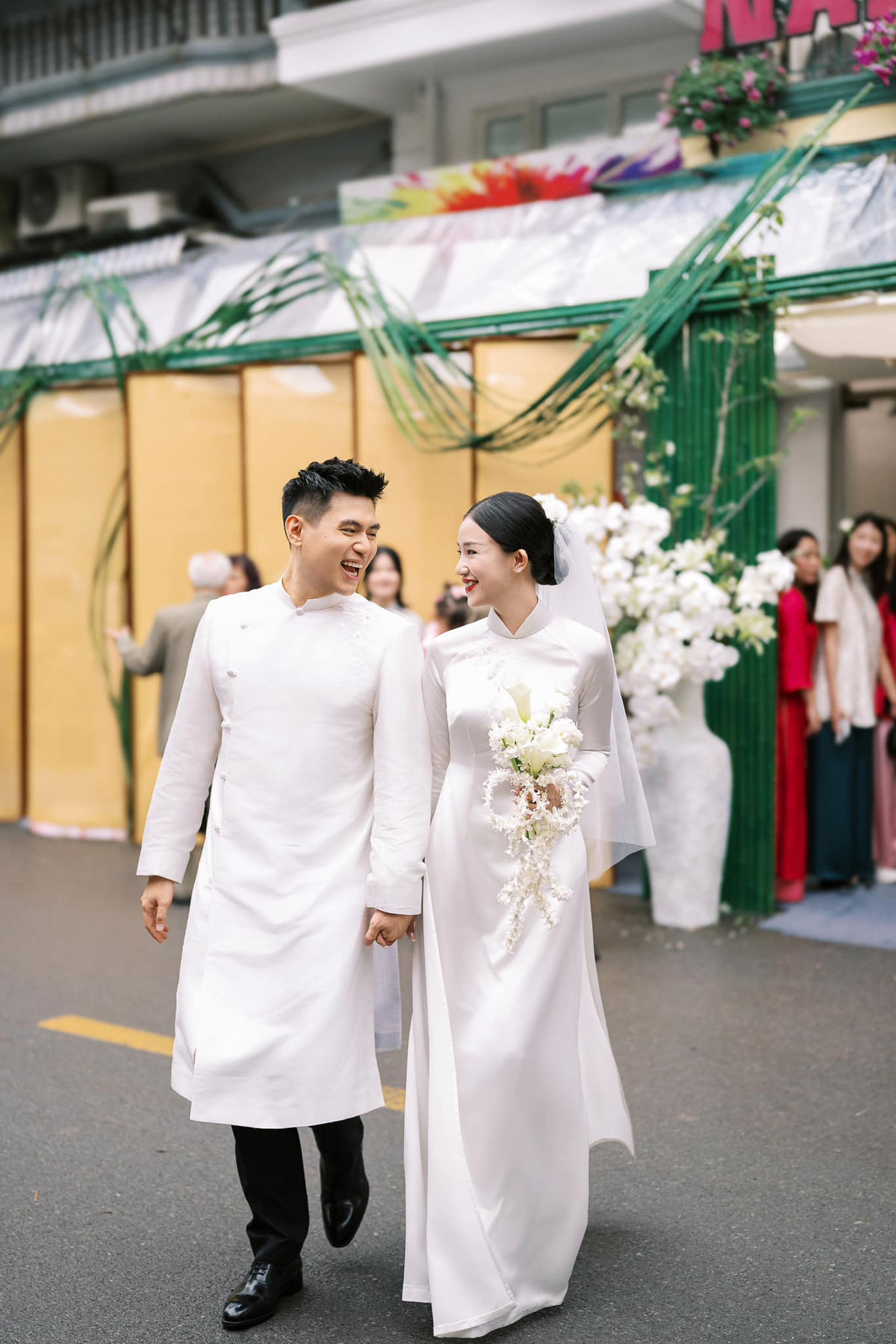 Cặp đôi đã về chung một nhà nhưng chưa làm đám cưới, quyết định để con gái lớn hơn mới tổ chức để con được tham dự. Hiện tại, khi Pam được gần 3 tuổi, vợ chồng Salim đã thực hiện dự định này, đám cưới giả đã thành đám cưới thật.