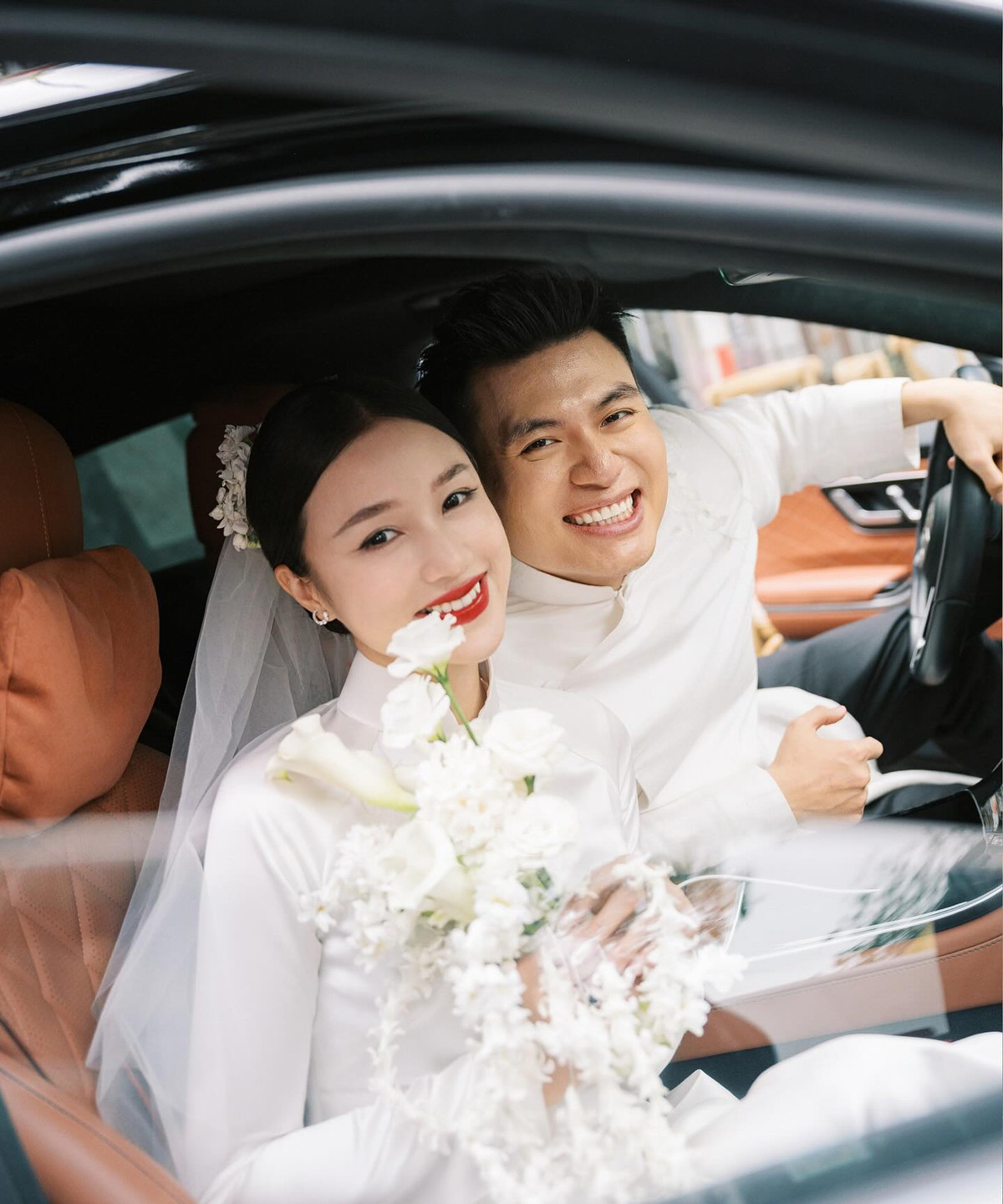 Ngày 3/3, Salim (tên thật là Hoàng Kim Ngân) và Hải Long (cùng sinh năm 1992) đã chính thức làm đám hỏi và lễ rước dâu tại tư gia ở Hà Nội. Vào ngày 9/3 và ngày 19/3 tới đây, cặp đôi tiếp tục tổ chức tiệc cưới lần lượt tại Nha Trang và Hà Nội. Nhìn lại hành trình ở bên nhau từ những người bạn thân thiết cho đến khi nên vợ nên chồng của cặp đôi khiến nhiều người vô cùng ngưỡng mộ.