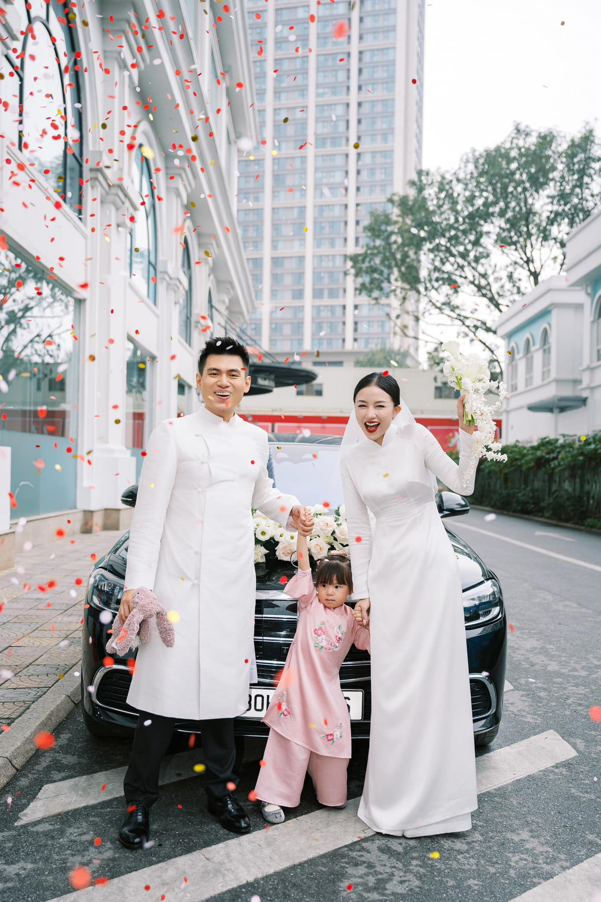 Bé Pam cũng có mặt trong đám cưới của bố mẹ.