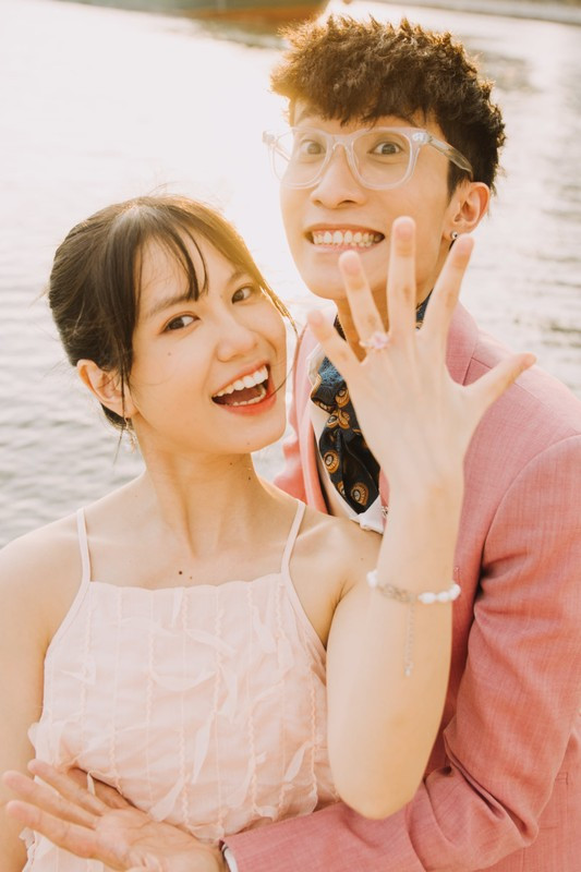 Cả hai quen biết nhau từ thời trung học tại Trường THPT chuyên Lê Quý Đôn. Sau hơn một thập kỷ hẹn hò, họ chính thức kết hôn vào năm 2023.