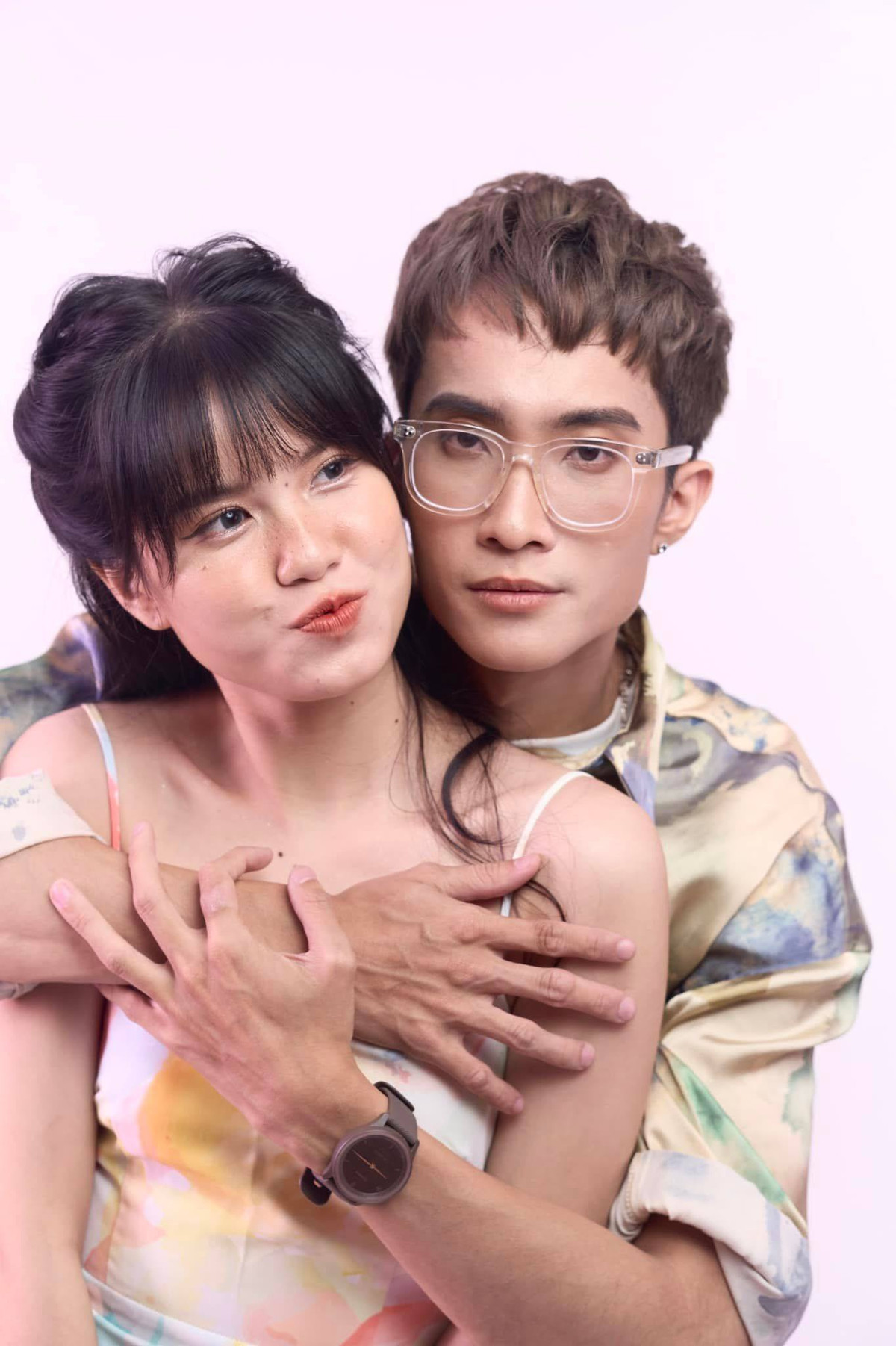 Sau 11 năm yêu nhau, 2 năm hôn nhân, cặp đôi Tizi Đích Lép cách đây ít lâu vừa lên tiếng ngầm xác nhận đã "đường ai nấy đi". Chuyện ly hôn của cả hai khiến nhiều người vô cùng tiếc nuối, bởi đây từng là một mối tình đẹp, đồng thời những câu chuyện tình yêu của Tizi Đích Lép đã truyền cảm hứng cho rất nhiều người.