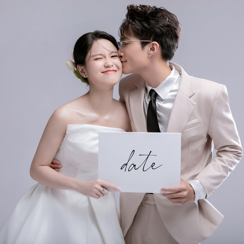 Tizi và Đich Lép được biết đến qua các kênh truyền thông xã hội như YouTube, Facebook và TikTok, nơi họ chia sẻ về tình yêu, tâm lý và giới tính, thu hút hàng triệu người theo dõi.