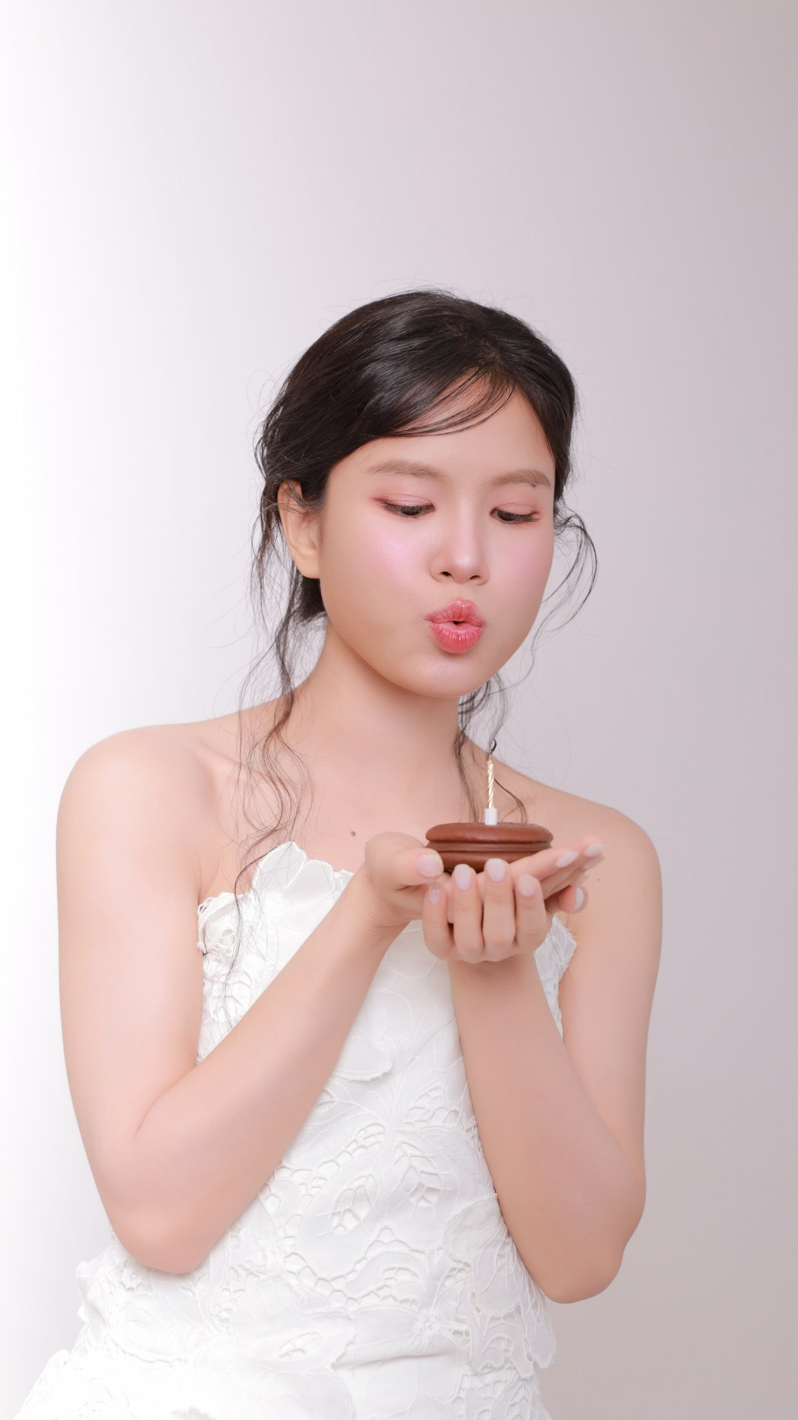 Tuy nhiên mới đây, Tizi đã đăng tải bộ ảnh nhân dịp sinh nhật với hình ảnh tươi tắn, rạng rỡ khiến nhiều người "thở phào".