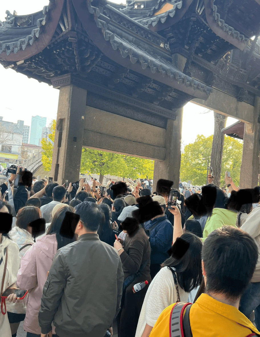 Chú mèo này đã thu hút sự chú ý của hàng nghìn người bởi hành động giơ chân lên để "chạm tay" chào đón du khách. Nhiều người tin rằng hành động này của chú mèo sẽ mang lại may mắn cho họ.