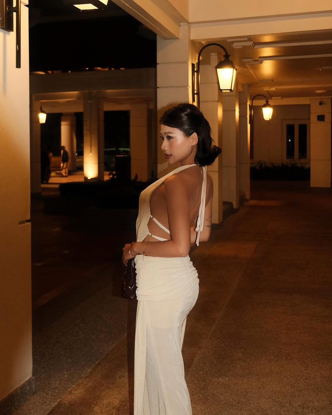 Mới đây, cựu vận động viên vừa đăng tải lên trang cá nhân loạt ảnh lên đồ chặt chém với thiết kế váy cắt xẻ táo bạo, khoe vòng 1 lấp ló cùng lưng trần gợi cảm.