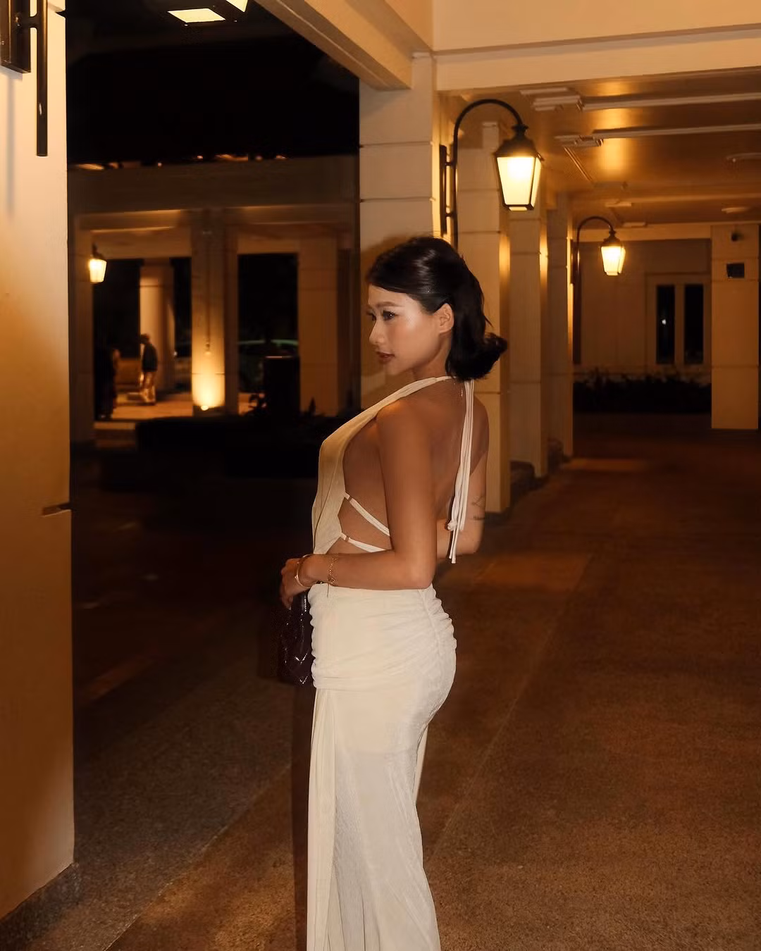 Mới đây, cựu vận động viên vừa đăng tải lên trang cá nhân loạt ảnh lên đồ chặt chém với thiết kế váy cắt xẻ táo bạo, khoe vòng 1 lấp ló cùng lưng trần gợi cảm.