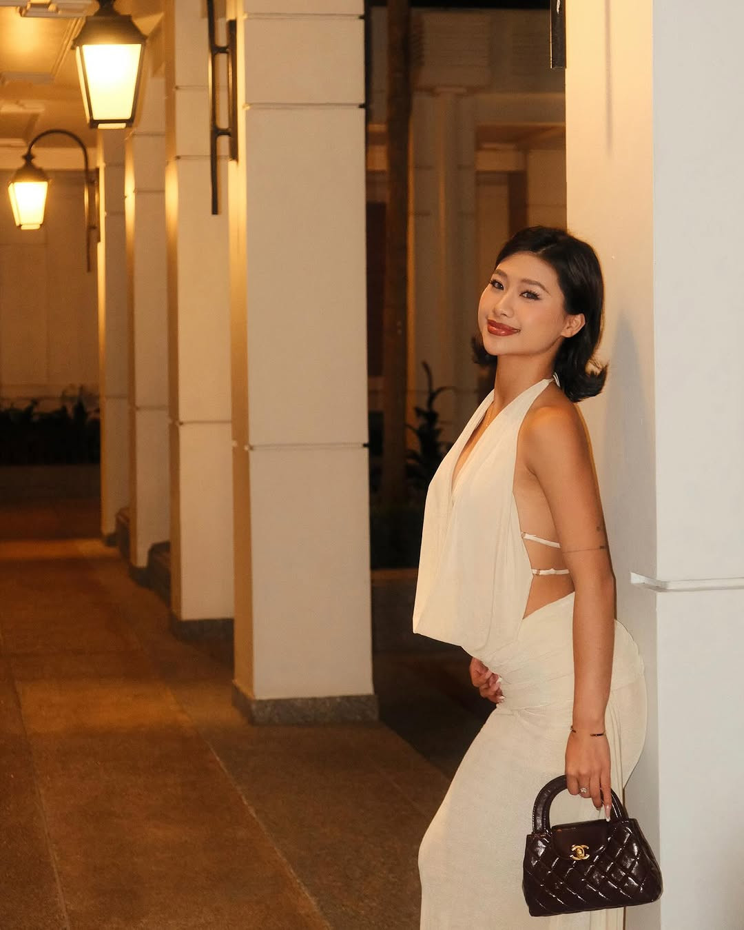 Cũng với đó, cô nàng kết hợp lối trang điểm đậm khiến tổng thể khá sắc sảo.