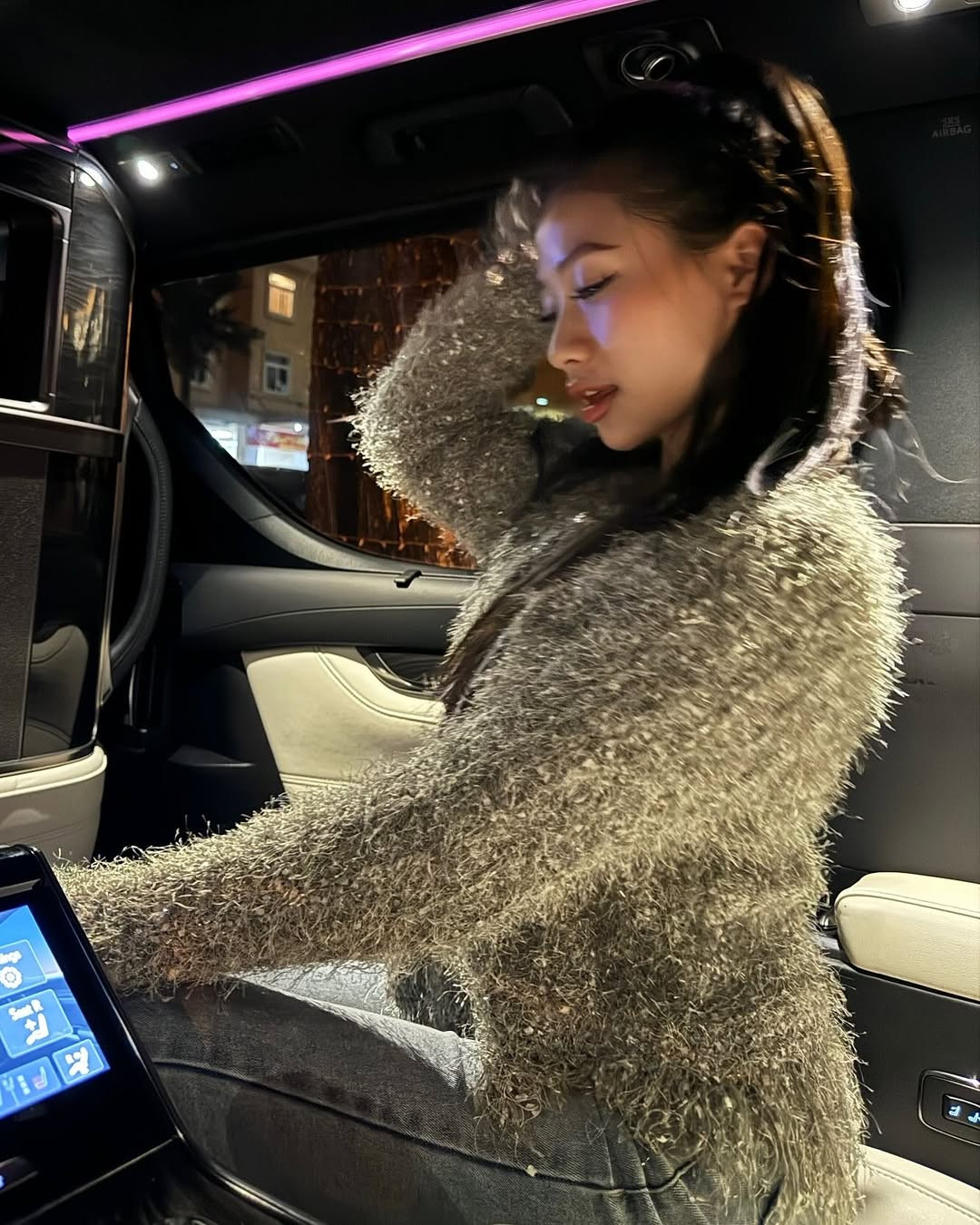 Dạo một vòng trang cá nhân của cô nàng không khó để bắt gặp những hình ảnh tạo dáng với xế hộp.