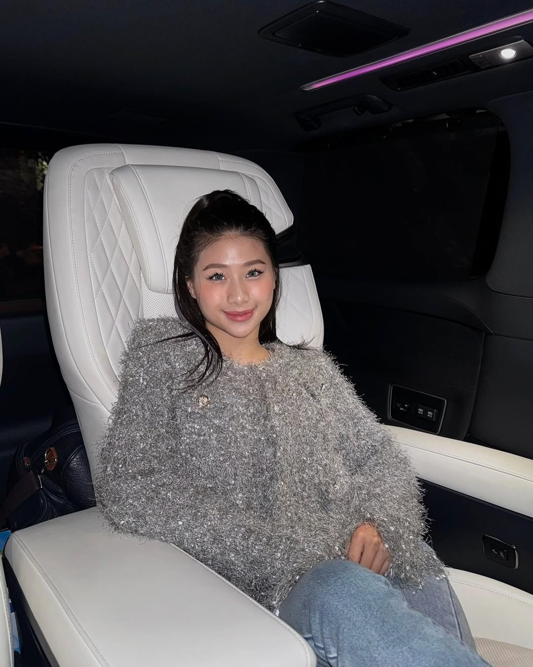 Cô nàng khá ưa thích tạo dáng trên những chiếc xe sang trọng.