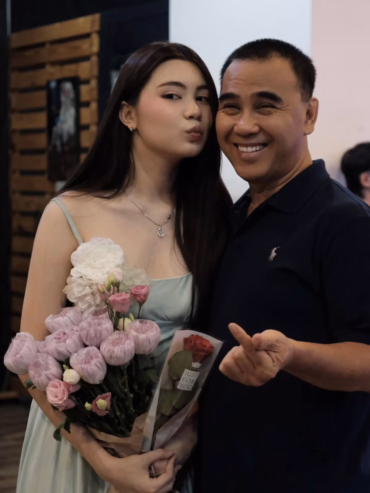 Nhiều người không khỏi xuýt xoa trước vẻ đẹp "xinh từ bé" của Hạt Dẻ, khi cô bé sở hữu gương mặt bầu bĩnh, đôi mắt to tròn và nụ cười rạng rỡ.