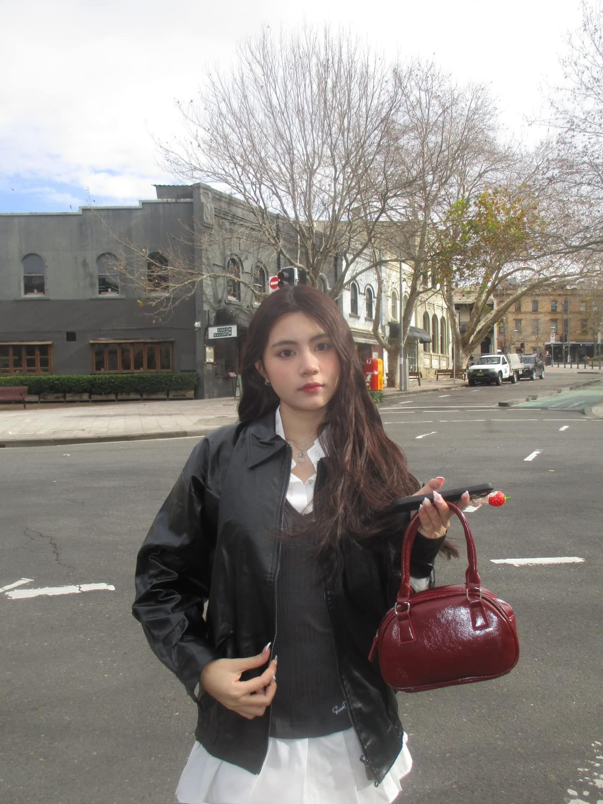 Ở tuổi 17, Hạt Dẻ có chiều cao nổi bật hơn 1,70m, đôi chân dài thon thả. Cách chọn đồ giúp tôn lên vóc dáng đầy lợi thế và nổi bật.