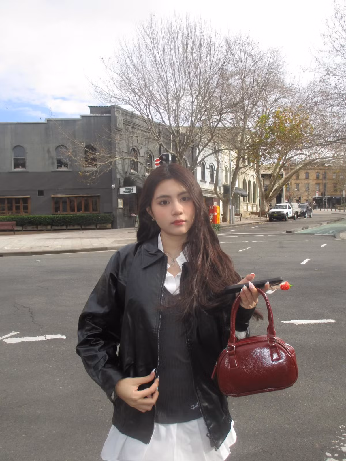 Ở tuổi 17, Hạt Dẻ có chiều cao nổi bật hơn 1,70m, đôi chân dài thon thả. Cách chọn đồ giúp tôn lên vóc dáng đầy lợi thế và nổi bật.