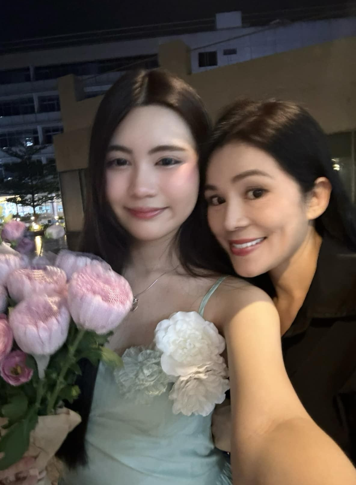 Không chỉ có ngoại hình xinh đẹp, Hạt Dẻ còn gây ấn tượng bởi thần thái nhẹ nhàng, nụ cười rạng rỡ.