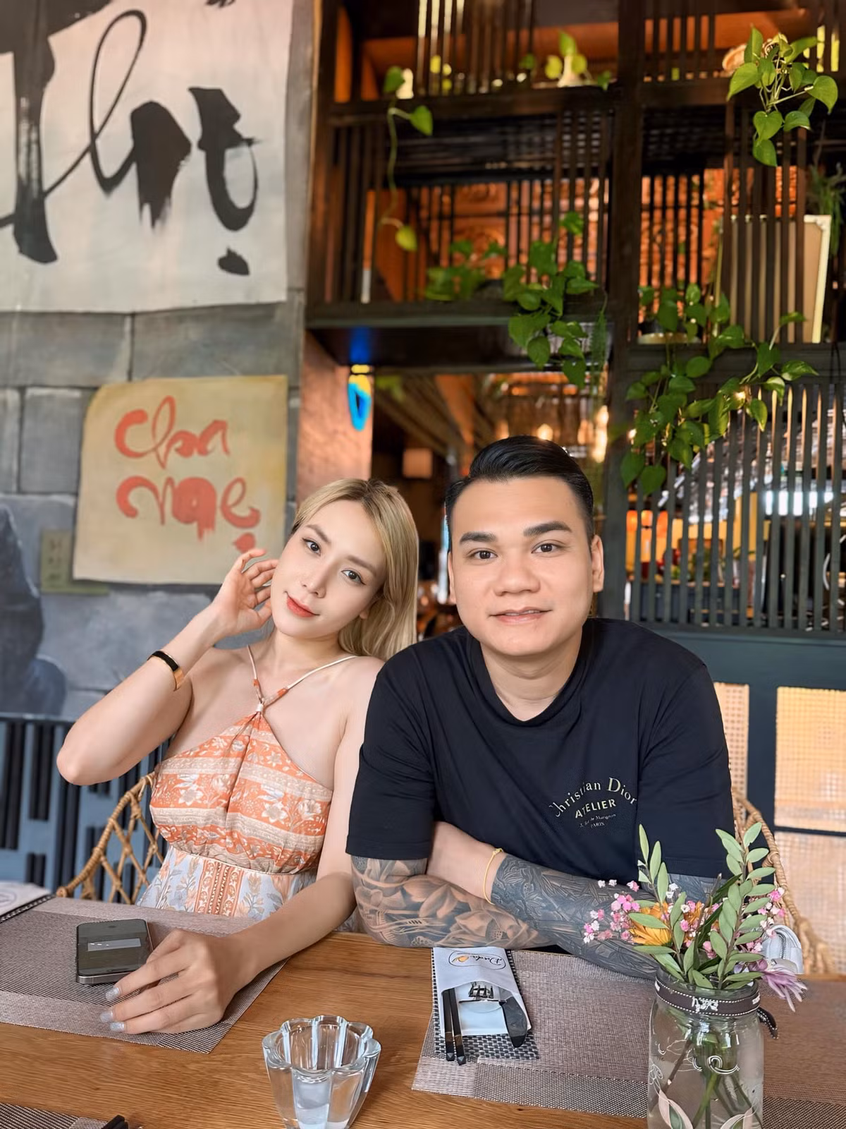 Cô cùng ông xã thường xuyên cùng nhau đi du lịch đến những địa điểm khác nhau.