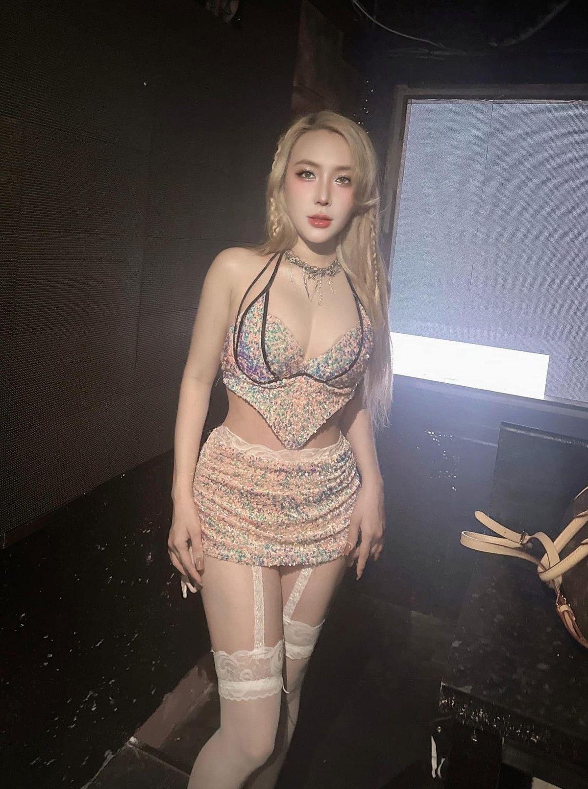 Trên mạng xã hội, nữ DJ ưu tiên diện trang phục xuyên thấu, cắt xẻ khi đi diễn.