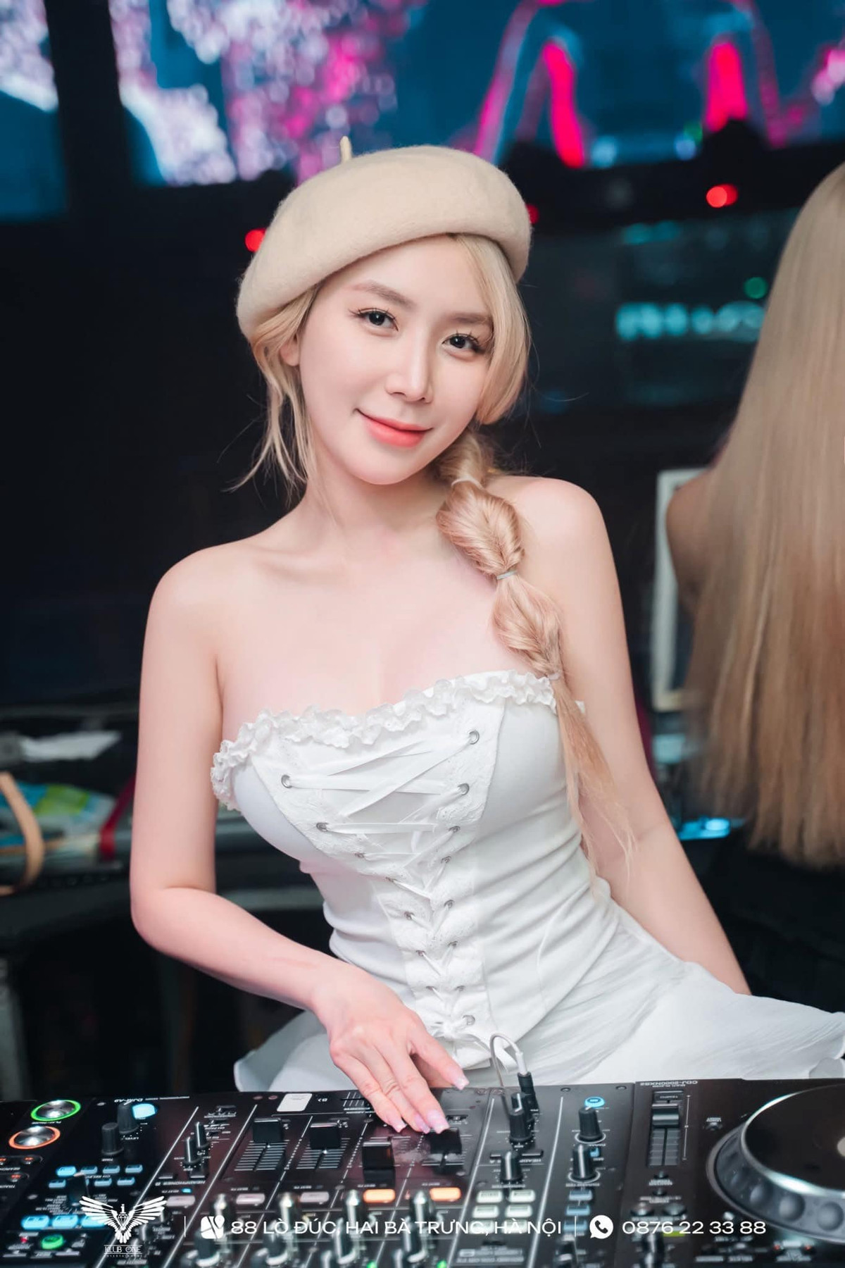 Không chỉ ghi điểm bởi body nuột nà, phong cách trình diễn chuyên nghiệp và thần thái "đỉnh chóp" của cô cũng khiến khán giả không thể rời mắt. Những khoảnh khắc cháy hết mình trên sân khấu của nữ DJ nhanh chóng nhận được nhiều lượt yêu thích.