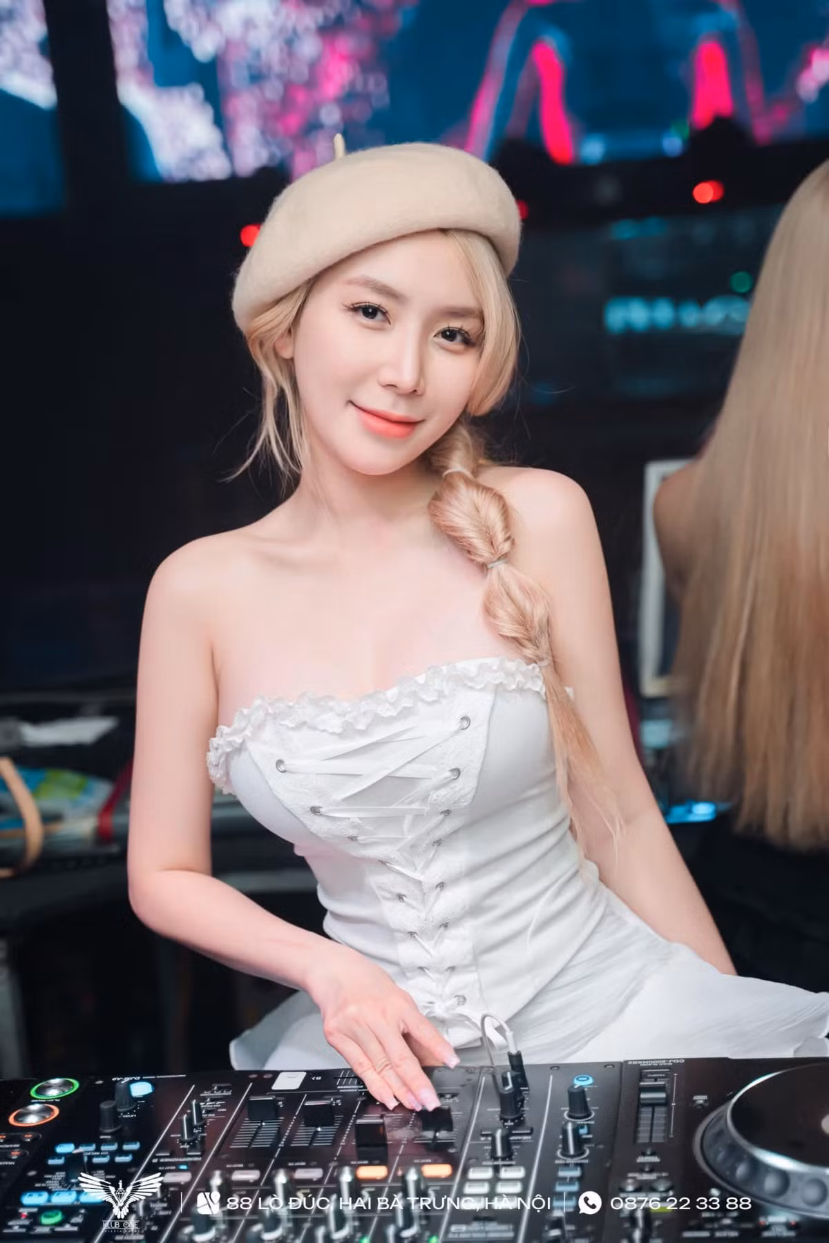 Không chỉ ghi điểm bởi body nuột nà, phong cách trình diễn chuyên nghiệp và thần thái "đỉnh chóp" của cô cũng khiến khán giả không thể rời mắt. Những khoảnh khắc cháy hết mình trên sân khấu của nữ DJ nhanh chóng nhận được nhiều lượt yêu thích.