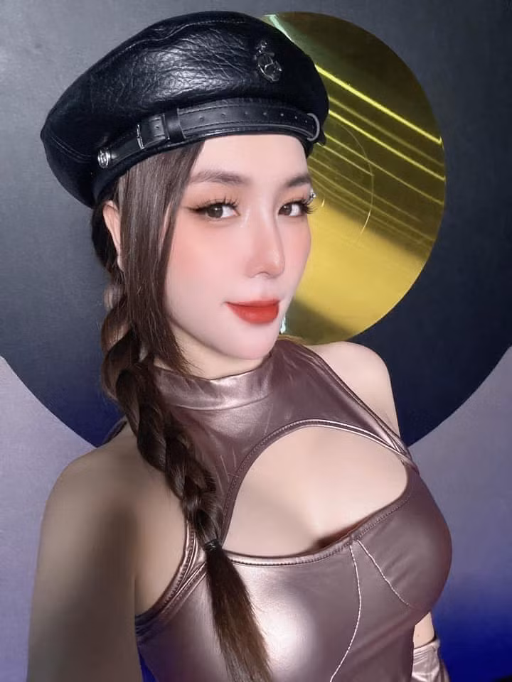 Không chỉ được biết đến là bà xã của nam ca sĩ - nhạc sĩ Khắc Việt, Thảo Bebe còn là cái tên DJ đình đám Hà thành. Sau khi kết hôn và sinh con, vợ Khắc Việt vẫn duy trì công việc làm DJ.