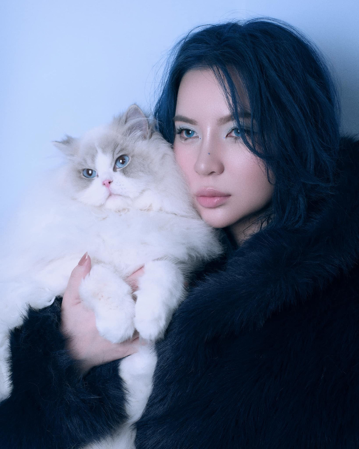 Trang Hà, hiện là giám đốc sáng tạo kiêm fashionista quốc tế, được nhiều bạn trẻ biết đến với tài năng nổi bật cùng ngoại hình vô cùng cá tính. Không chỉ vậy, cô nàng cũng sở hữu "dàn hậu cung" gồm 3 chú chó cũng có độ nổi tiếng không kém gì chủ của mình.