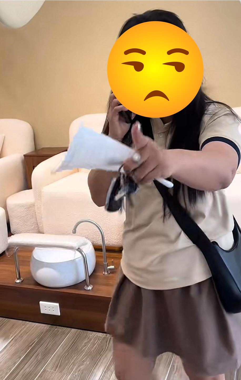 Theo dõi video, nhiều người cho rằng vị khách nữ này đang "ảo tưởng sức mạnh" hay có phần "ngáo quyền lực", cho rằng bản thân có sức ảnh hưởng vô hạn và có thể thao túng người khác chỉ vì có lượng theo dõi lớn, chưa kể đến việc số follow đấy là thật, hay là chỉ tiện miệng nói ra để dọa dẫm mà thôi: "Gì vậy, chị có bao nhiêu người theo dõi đi nữa thì đúng là đúng mà sai là sai, xã hội có luật pháp chứ không phải chị muốn là được", "không biết đúng sai nhưng xem cái thái độ muốn làm mẹ thiên hạ kìa".