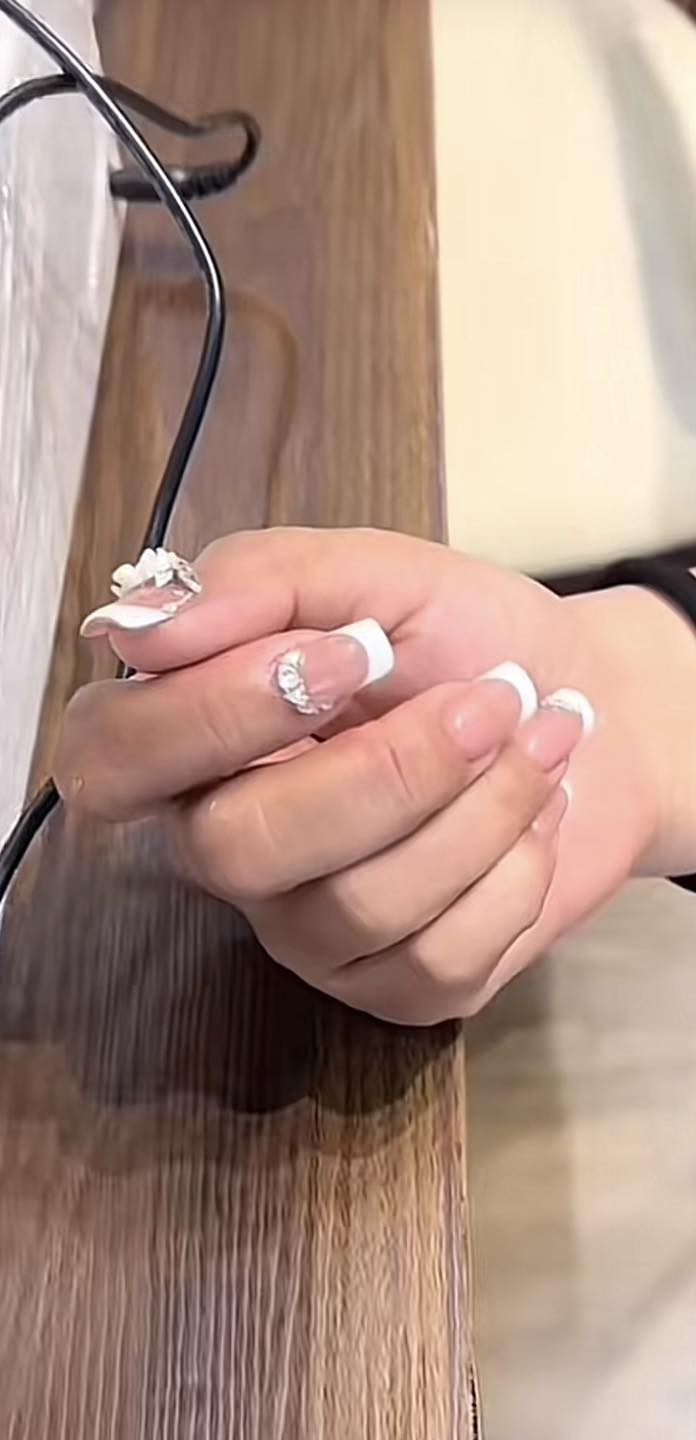 "Chị này ghé tiệm mình, lúc vào chị hỏi up móng giá sao, đắp gel giá sao, mình trả lời rõ ràng up gel 100k và đắp gel 250k (CHỈ HỎI UP VÀ ĐẮP GEL CHỨ KO HỎI SƠN VÀ KO XIN BẢNG GIÁ). Chị này up móng + sơn thạch + french đầu móng + cắt da tay chân + design đá, bi, hoa + sơn gel chân =&gt; tổng bill 610k nhưng chị không chịu giá đó. Nói bên mình lào đửa, làm tiền" - Chủ tiệm nail bức xúc viết.