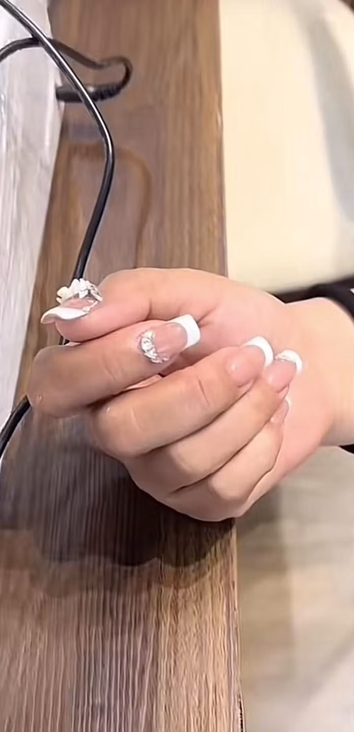 "Chị này ghé tiệm mình, lúc vào chị hỏi up móng giá sao, đắp gel giá sao, mình trả lời rõ ràng up gel 100k và đắp gel 250k (CHỈ HỎI UP VÀ ĐẮP GEL CHỨ KO HỎI SƠN VÀ KO XIN BẢNG GIÁ). Chị này up móng + sơn thạch + french đầu móng + cắt da tay chân + design đá, bi, hoa + sơn gel chân => tổng bill 610k nhưng chị không chịu giá đó. Nói bên mình lào đửa, làm tiền" - Chủ tiệm nail bức xúc viết.