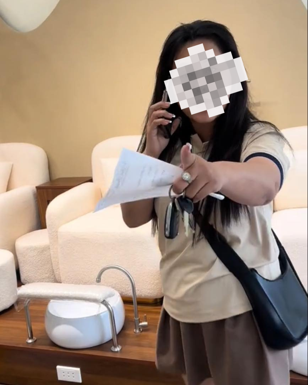 Bên cạnh đó cũng có một số ý kiến bày tỏ tiệm nail cũng có phần chưa thỏa đáng: "Vụ này chủ tiệm chưa đúng hoàn toàn nha. Khách hỏi gì kệ, nhưng bổn phận mình là ngừoi thợ mình phải rõ ràng cho khách biết total (tổng) mà khách phải trả", "đúng ra chủ tiệm phải có bảng báo giá nhé, chứ không phải khách hỏi gì mới trả lời nấy, đến khi tổng hóa đơn 1 cục thì cũng tức thật".