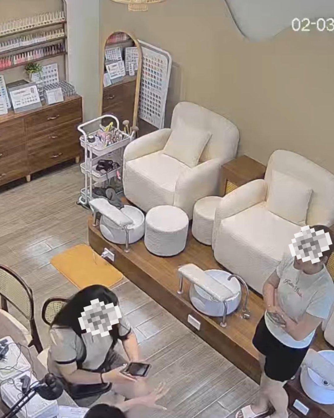 Xét về sự việc, nhiều người cho rằng vị khách này không chỉ có thái độ hành xử kém văn minh, mà lỗi cũng nằm ở vị khách. Tiệm nail báo giá chưa bao gồm thêm các dịch vụ khác, tuy nhiên chị mặc định đó là giá. Khi được tiệm nail mong muốn đưa ra phương án giải quyết một cách thiện chí thì lại chửi bới, dọa dẫm.