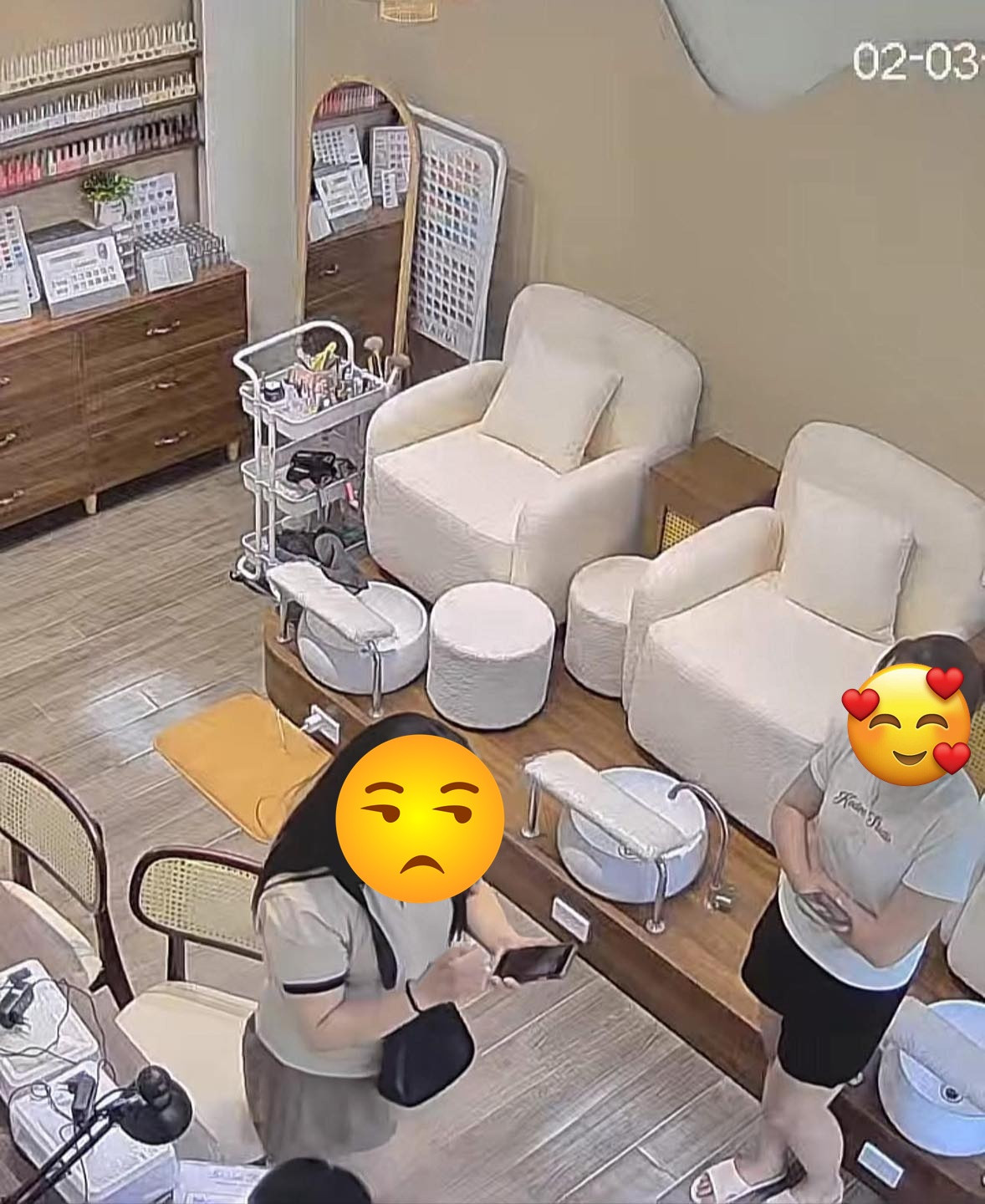 TikTok hiện nay không chỉ là nền tảng giải trí mà còn là bệ phóng cho nhiều người trẻ trở nên nổi tiếng. Tuy nhiên, cùng với danh vọng, một số TikToker dần rơi vào trạng thái "ngáo quyền lực" – tức là ảo tưởng về sự ảnh hưởng của mình, dẫn đến hành vi thiếu kiểm soát và gây tranh cãi. Việc phản ứng của vị khách nữ nói trên cũng đang lợi dụng thứ "quyền lực ảo" đấy để hành xử.