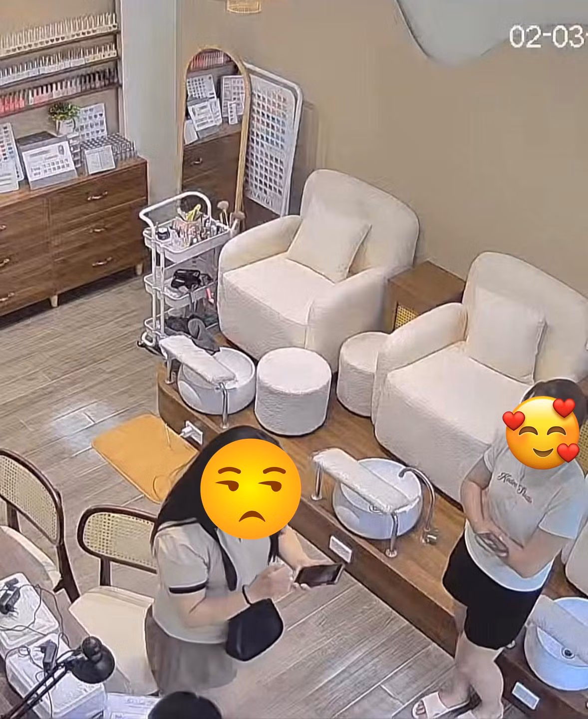 TikTok hiện nay không chỉ là nền tảng giải trí mà còn là bệ phóng cho nhiều người trẻ trở nên nổi tiếng. Tuy nhiên, cùng với danh vọng, một số TikToker dần rơi vào trạng thái "ngáo quyền lực" – tức là ảo tưởng về sự ảnh hưởng của mình, dẫn đến hành vi thiếu kiểm soát và gây tranh cãi. Việc phản ứng của vị khách nữ nói trên cũng đang lợi dụng thứ "quyền lực ảo" đấy để hành xử.