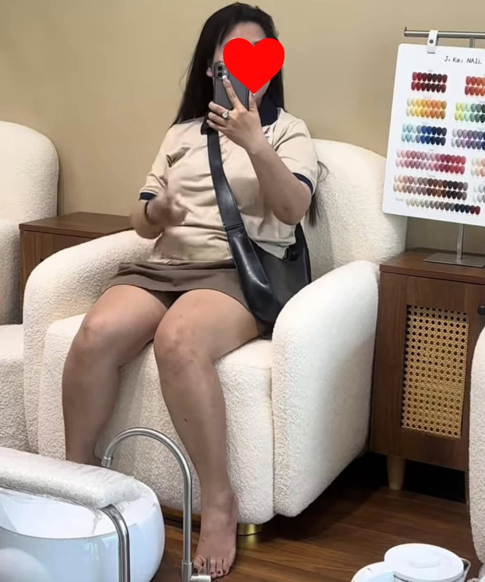 Theo đó, chủ tiệm cho rằng khi vị khách này vào tiệm, hỏi giá up móng và sơn gel đã được báo rõ ràng, tuy nhiên đây chỉ là giá chưa bao gồm cắt da cũng như đính phụ kiện và vẽ móng. Chính vậy khi được thông báo tổng hóa đơn là 610.000 nghìn đồng, vị khách này đã tỏ ý không hài lòng.