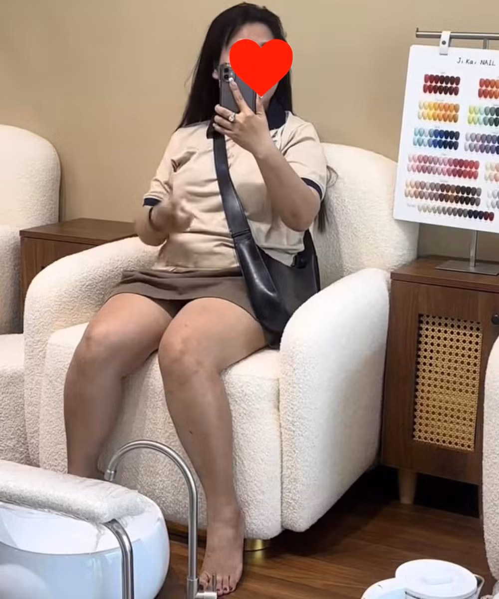 Theo đó, chủ tiệm cho rằng khi vị khách này vào tiệm, hỏi giá up móng và sơn gel đã được báo rõ ràng, tuy nhiên đây chỉ là giá chưa bao gồm cắt da cũng như đính phụ kiện và vẽ móng. Chính vậy khi được thông báo tổng hóa đơn là 610.000 nghìn đồng, vị khách này đã tỏ ý không hài lòng.