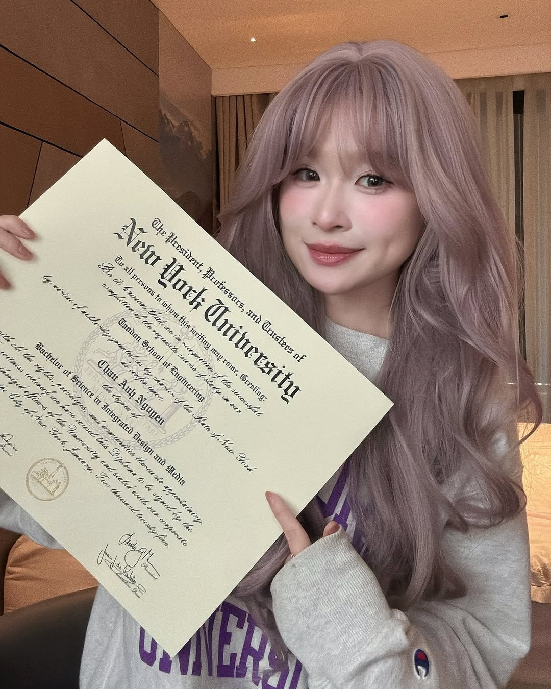 Mới đây trên trang cá nhân, cô nàng được mệnh danh "vợ quốc dân" Chao đã chia sẻ trên mạng xã hội về việc cô hoàn thành chương trình cử nhân tại Đại học New York (Mỹ) với chuyên ngành Integrated Design Media. Ở dòng chú thích phía dưới bài đăng, Chao viết: "Bố, mẹ, con làm được rồi".