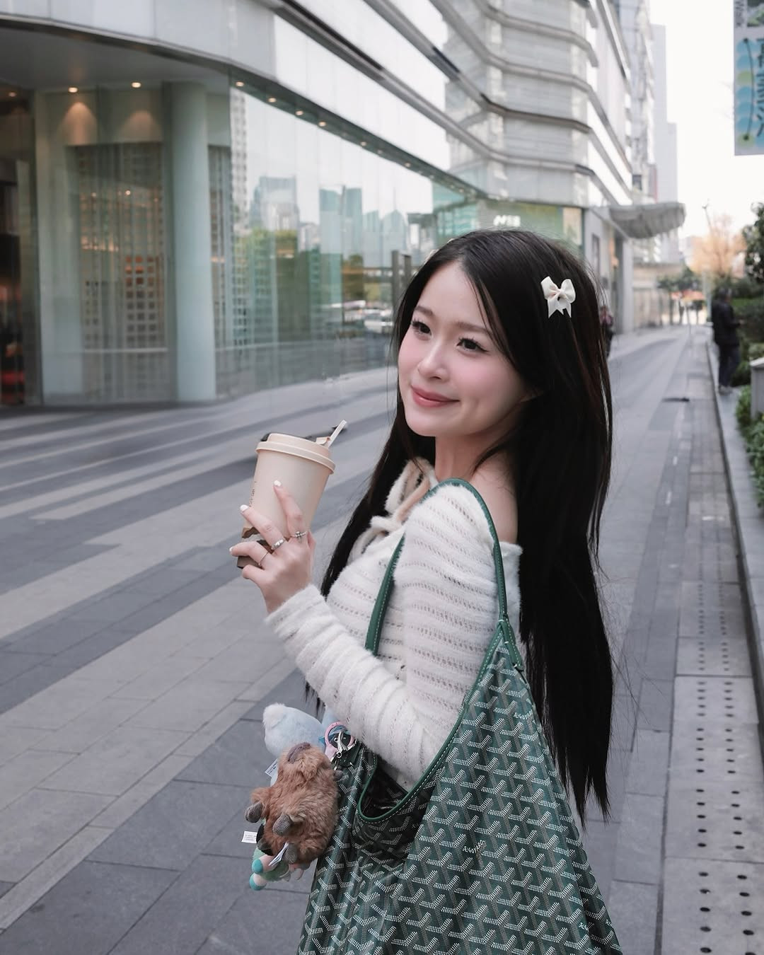 "Mình là đại sứ của dự án nuôi em, giúp 1.000 bé được nhận nuôi trong 5 tháng qua. Riêng mình đang nuôi 24 em. Mình mang 400 phần quà bao gồm 130 áo ấm, 150 sách, 130 bịch sữa", Chao nhẹ nhàng phản bác lại những bình luận tiêu cực.