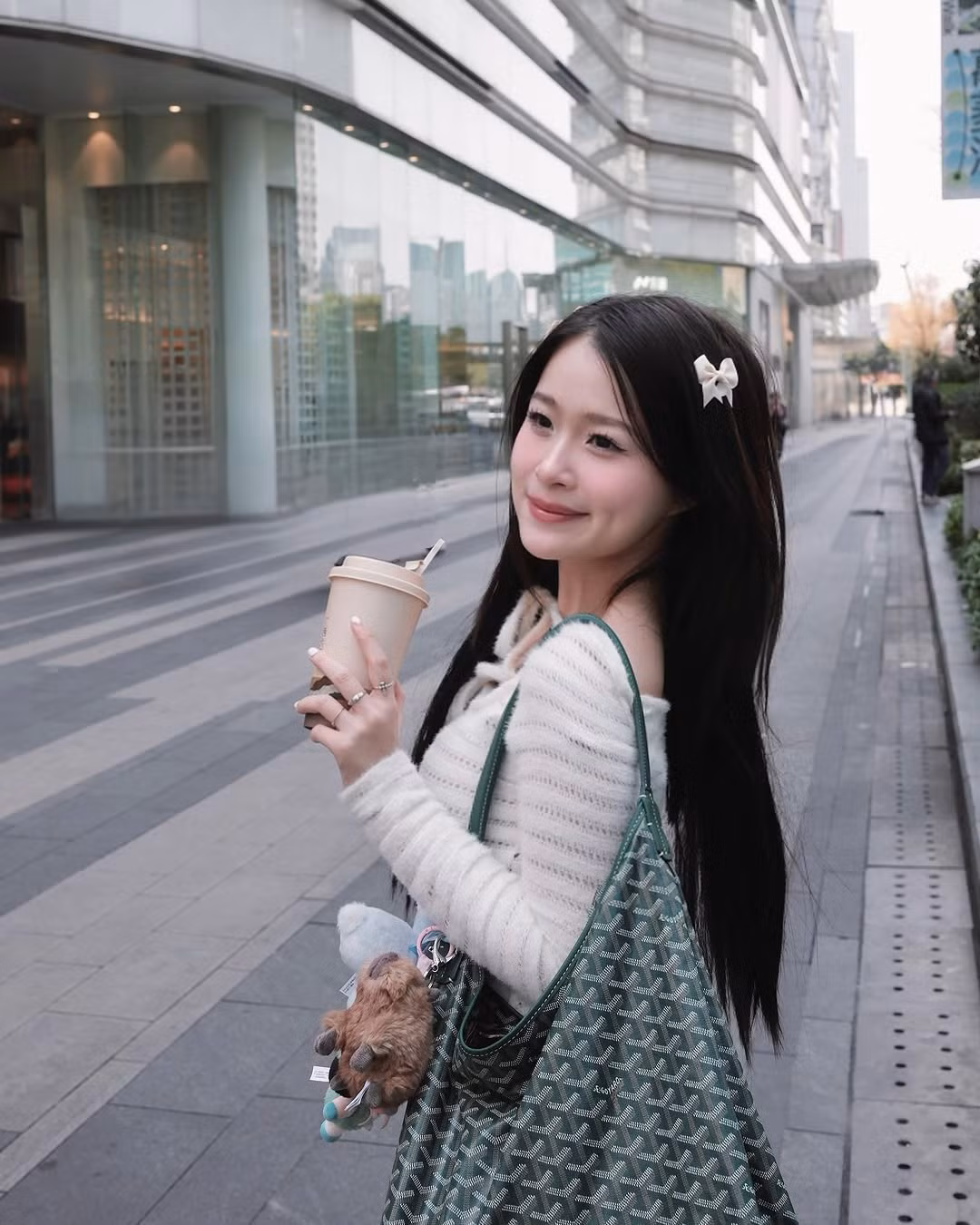 "Mình là đại sứ của dự án nuôi em, giúp 1.000 bé được nhận nuôi trong 5 tháng qua. Riêng mình đang nuôi 24 em. Mình mang 400 phần quà bao gồm 130 áo ấm, 150 sách, 130 bịch sữa", Chao nhẹ nhàng phản bác lại những bình luận tiêu cực.