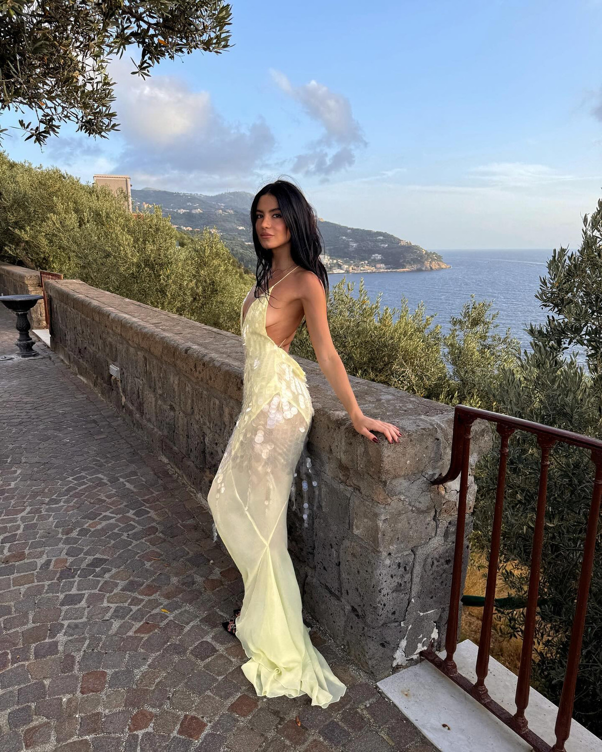 Mốt không nội y cũng được cô nàng yêu thích.