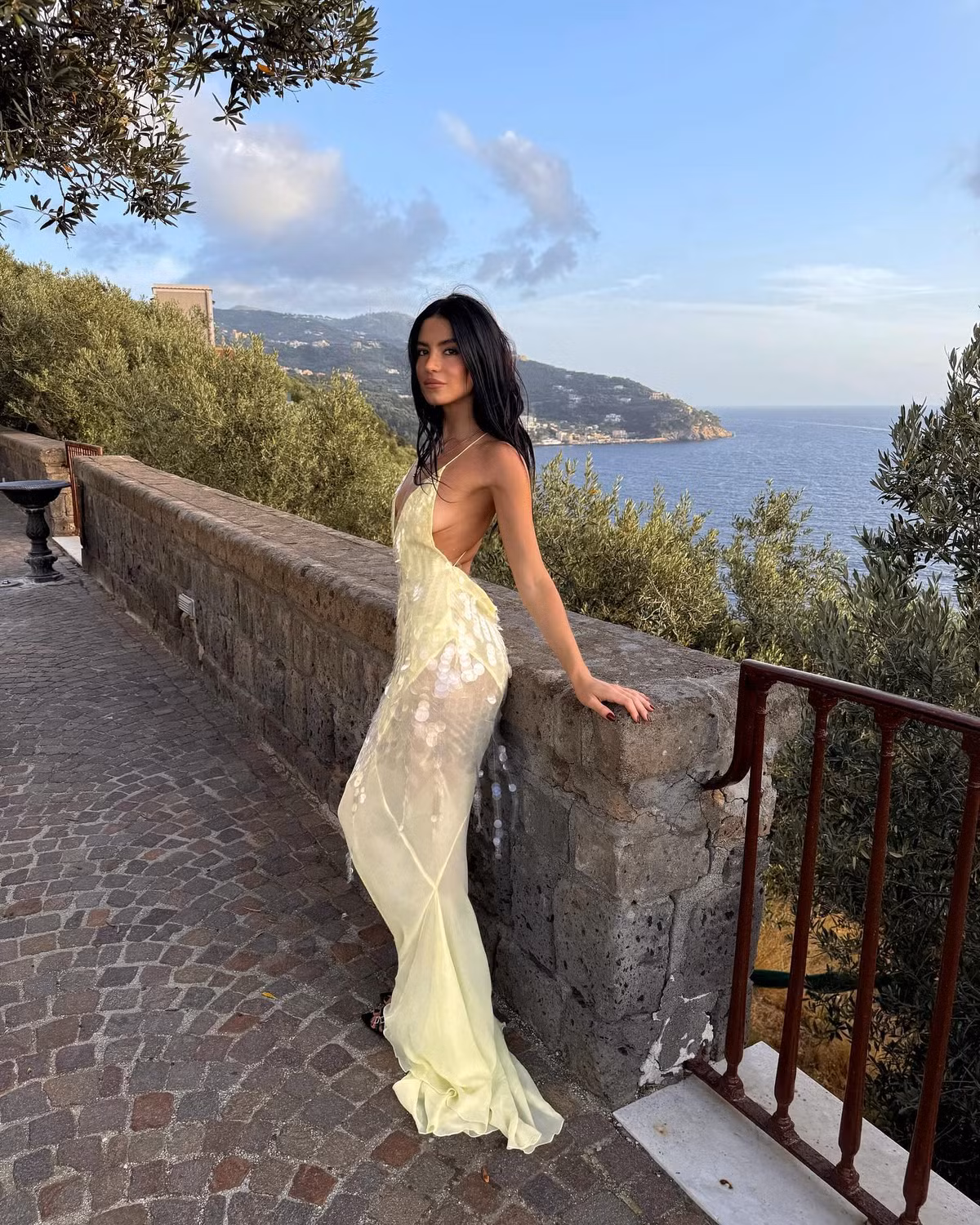 Mốt không nội y cũng được cô nàng yêu thích.