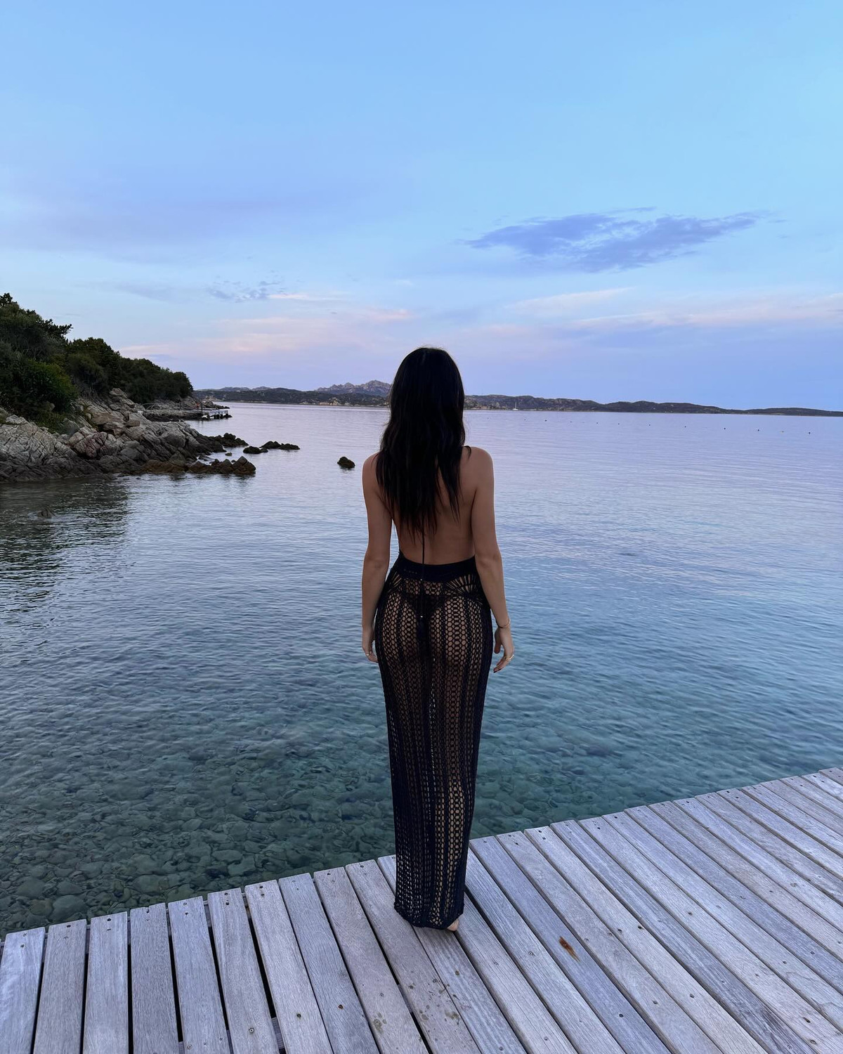 Không chỉ sở hữu thân hình gợi cảm, cô nàng còn gây ấn tượng với thần thái sang chảnh và phong cách thời trang quyến rũ.