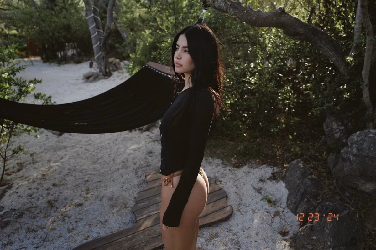 Sau khi chia tay ngôi sao bóng đá người Mexico, Sarah Kohan tập trung vào công việc người mẫu và phát triển thương hiệu cá nhân.