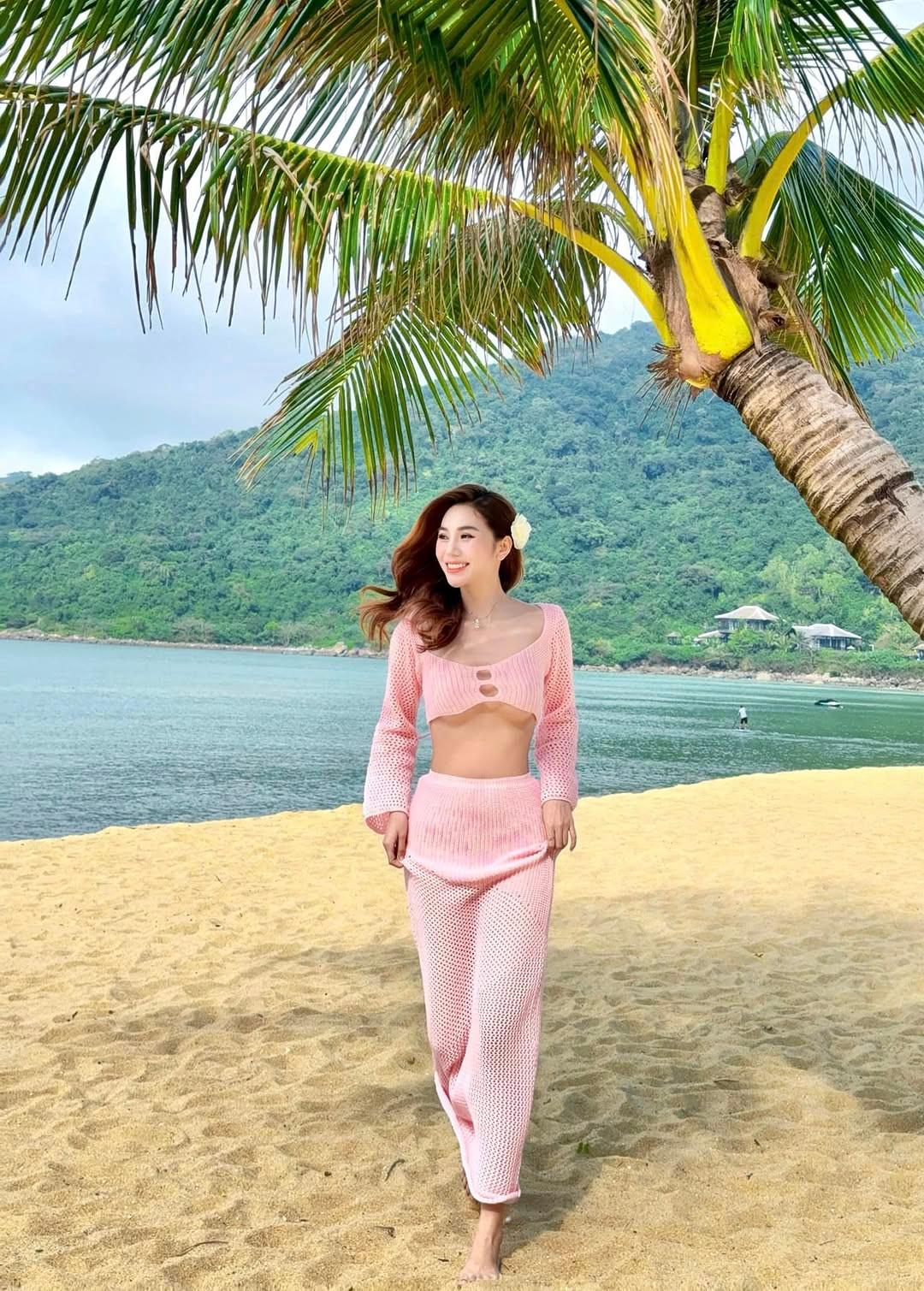 Ngoài đời, Hoàng Kim Chi theo đuổi phong cách nữ tính, sang chảnh. Cô ưa chuộng những trang phục điệu đà, mang vẻ nhẹ nhàng nhưng vẫn có nét quyến rũ, thời thượng để khoe triệt để vóc dáng cùng đôi chân thon dài.