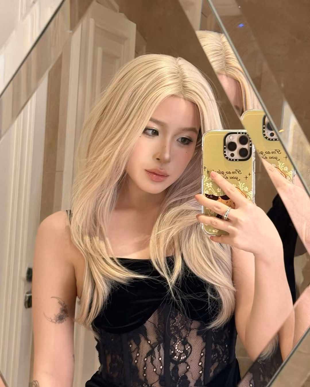 Phần phối ren tạo của chiếc váy tạo nên cảm giác nửa kín nửa hở đầy gợi cảm, thu hút mọi ánh nhìn.