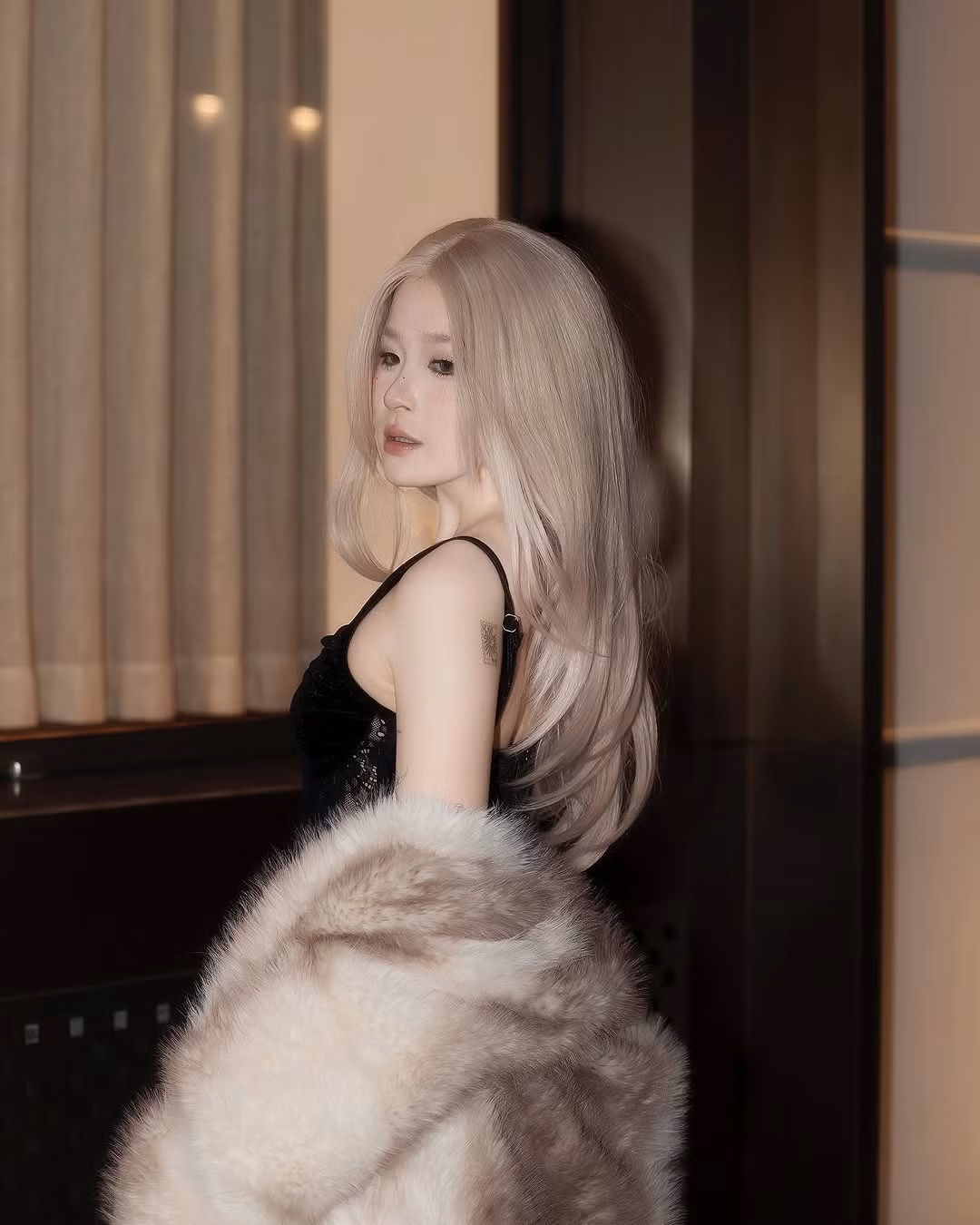 Trong những bức ảnh mới được đăng tải lên trang cá nhân, cô nàng lựa chọn chiếc váy body đen kết hợp với áo khoác lông thời thượng, tôn lên vẻ đẹp sắc sảo và cuốn hút.