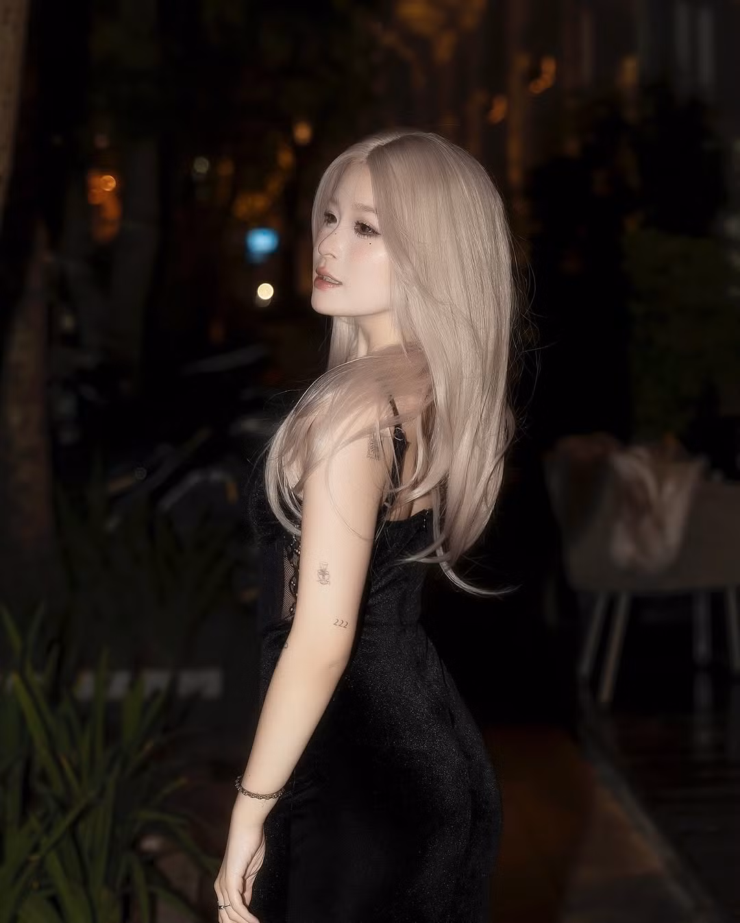 Không chỉ vậy, mái tóc vàng bạch kim cùng lối trang điểm sắc sảo giúp nàng hot Tiktoker chiếm trọn spotlight.