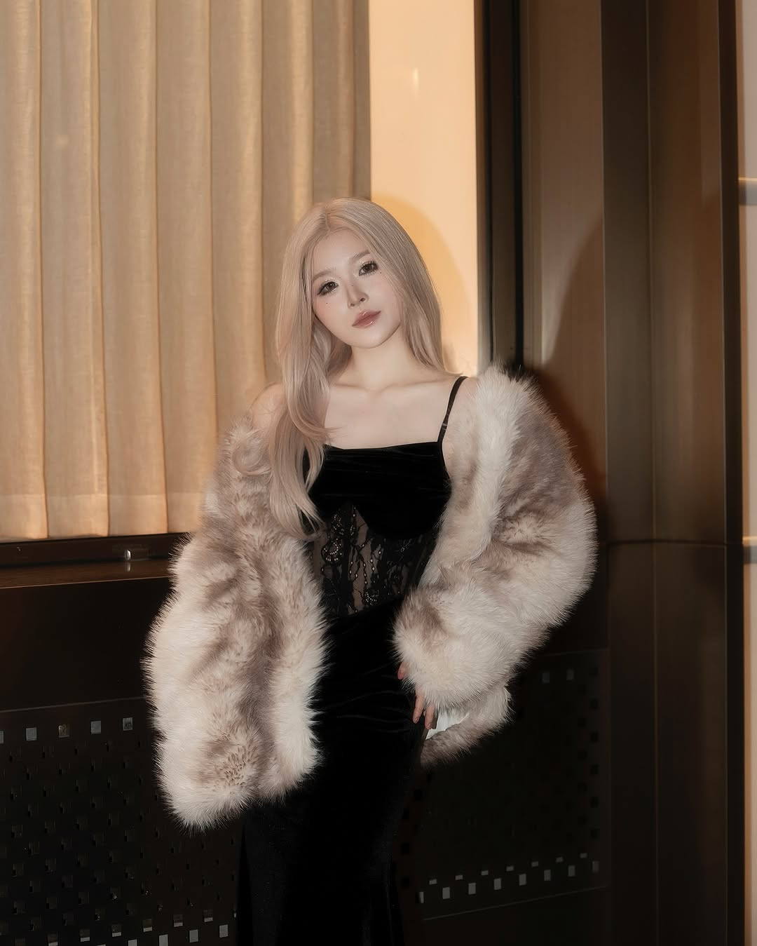 Ngay sau khi những bức ảnh được chia sẻ, cư dân mạng đã để lại nhiều bình luận khen ngợi phong cách "sang xịn mịn" của Chao.