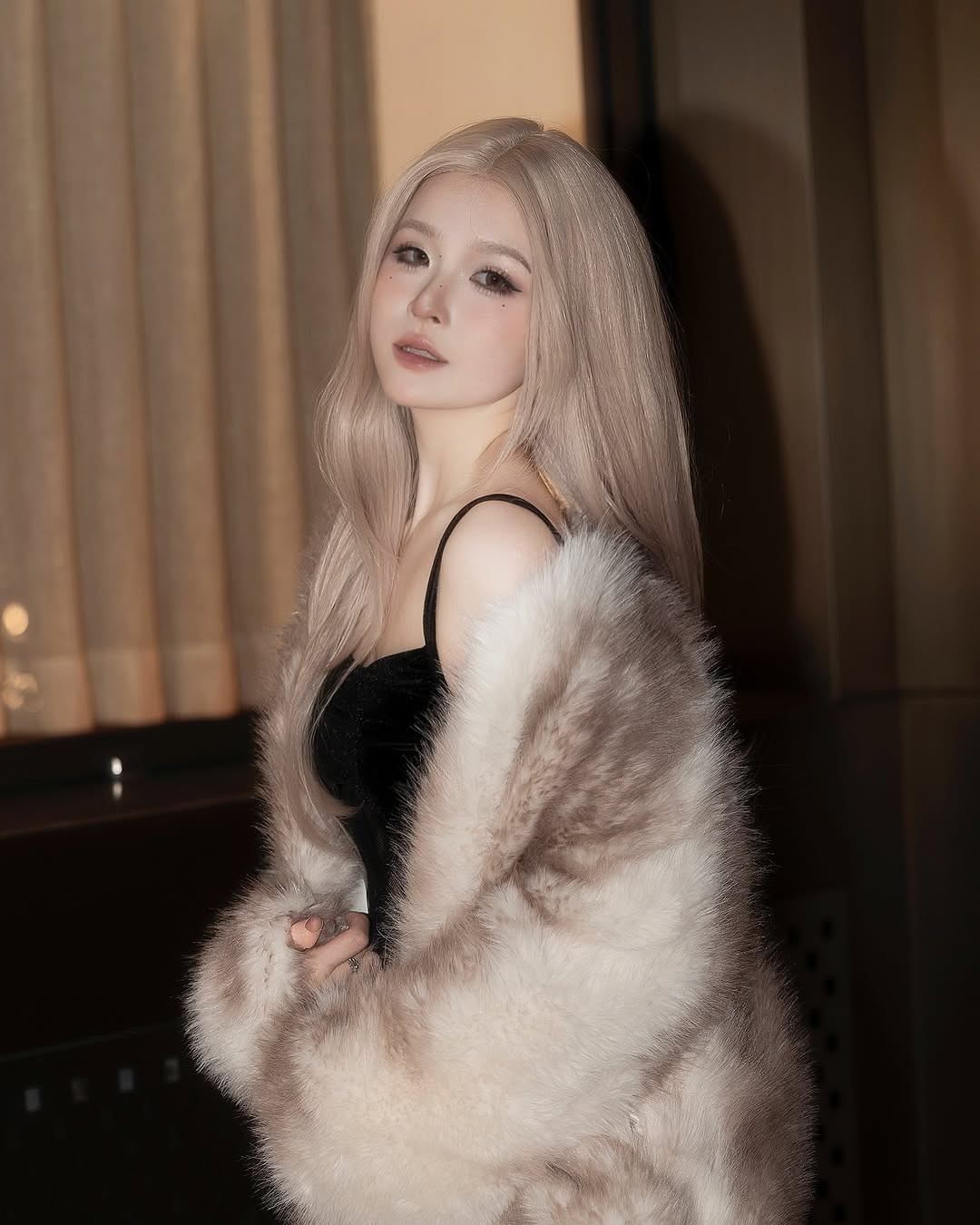 Chiếc váy hai dây giúp cô nàng khoe trọn phần xương quai xanh mỏng manh.